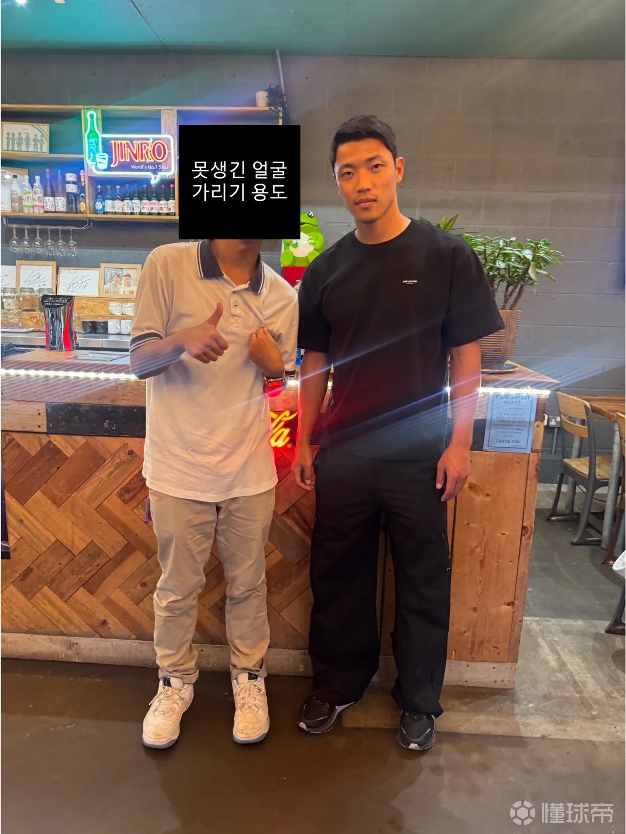 黄喜灿在伯明翰一家韩餐馆用餐后,为餐厅所有食客买了单